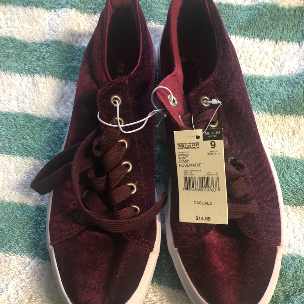 Brand New Joe Boxer size 9 shoes